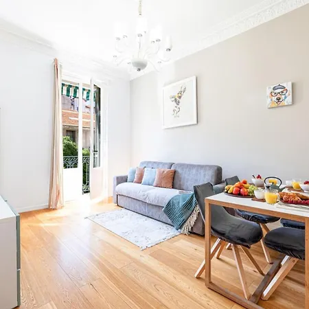 Joffre 49-d - Charming 2 Bedroom - Carre D'or Apartment
